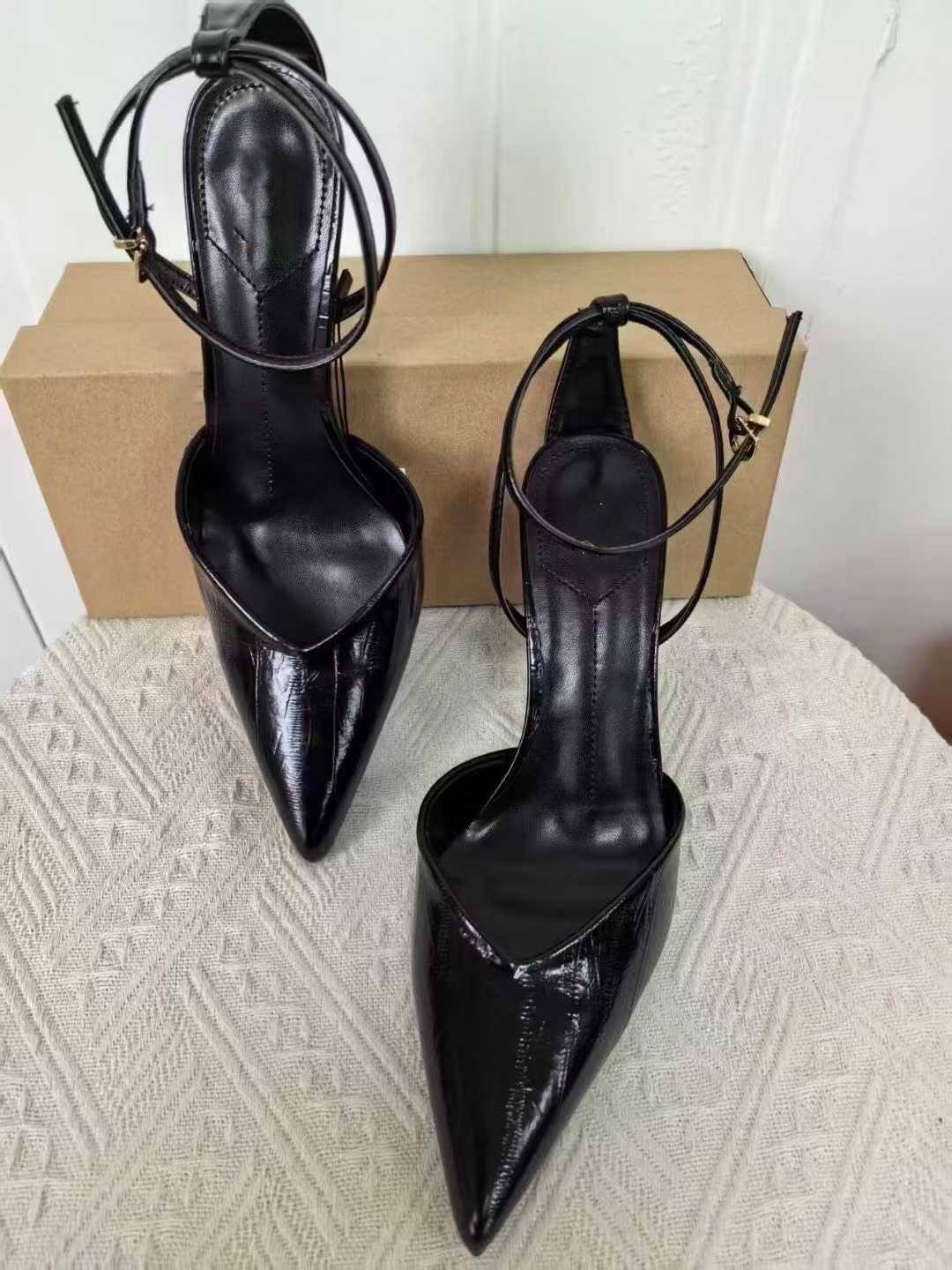 Sandales a Talons Hauts Women's Black Patent Leather Pointed-Toe Stiletto Heels Sandals - Open-Toe with Single Strap